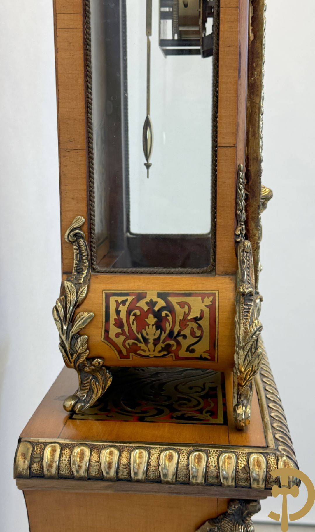 Italiaanse notelaren kartel met marqueterie en bronsbeslag, bovenaan bekroond met cupido - met bihhorende gemarqueteerde console met inleg van koper en schildpadimitatie, decor van amfoor en bronzen medusahoofd