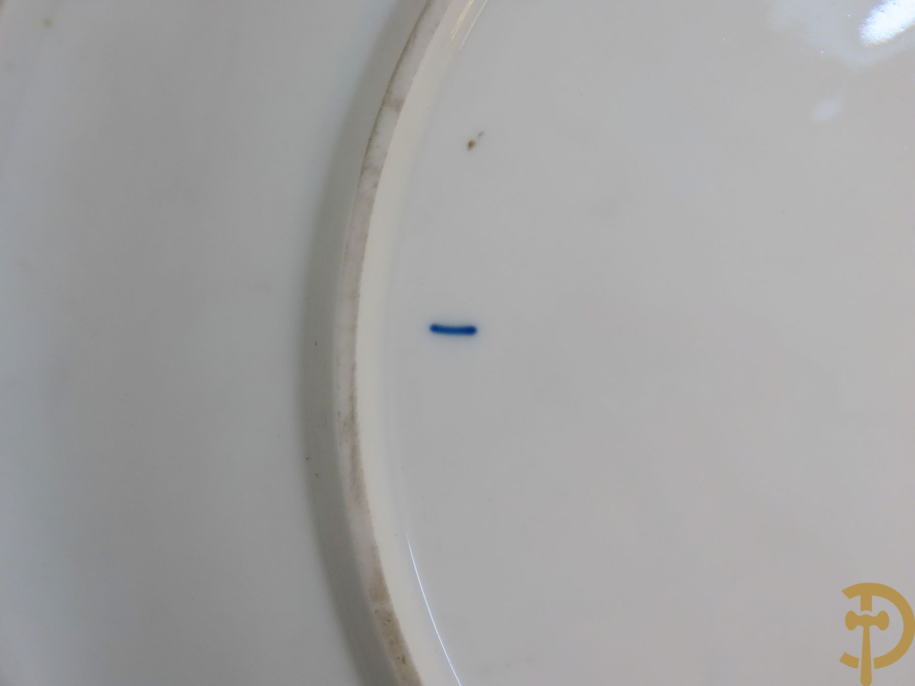 Zes porseleinen borden onder gemerkt met zwaarden / Meissen : 1 bord met stadstafereel, 1 verlucht bord met drakendecor, 1 bord met vogeldecor, 1 met bloemen en 2 met bloemendecor omgeven door vergulde rand