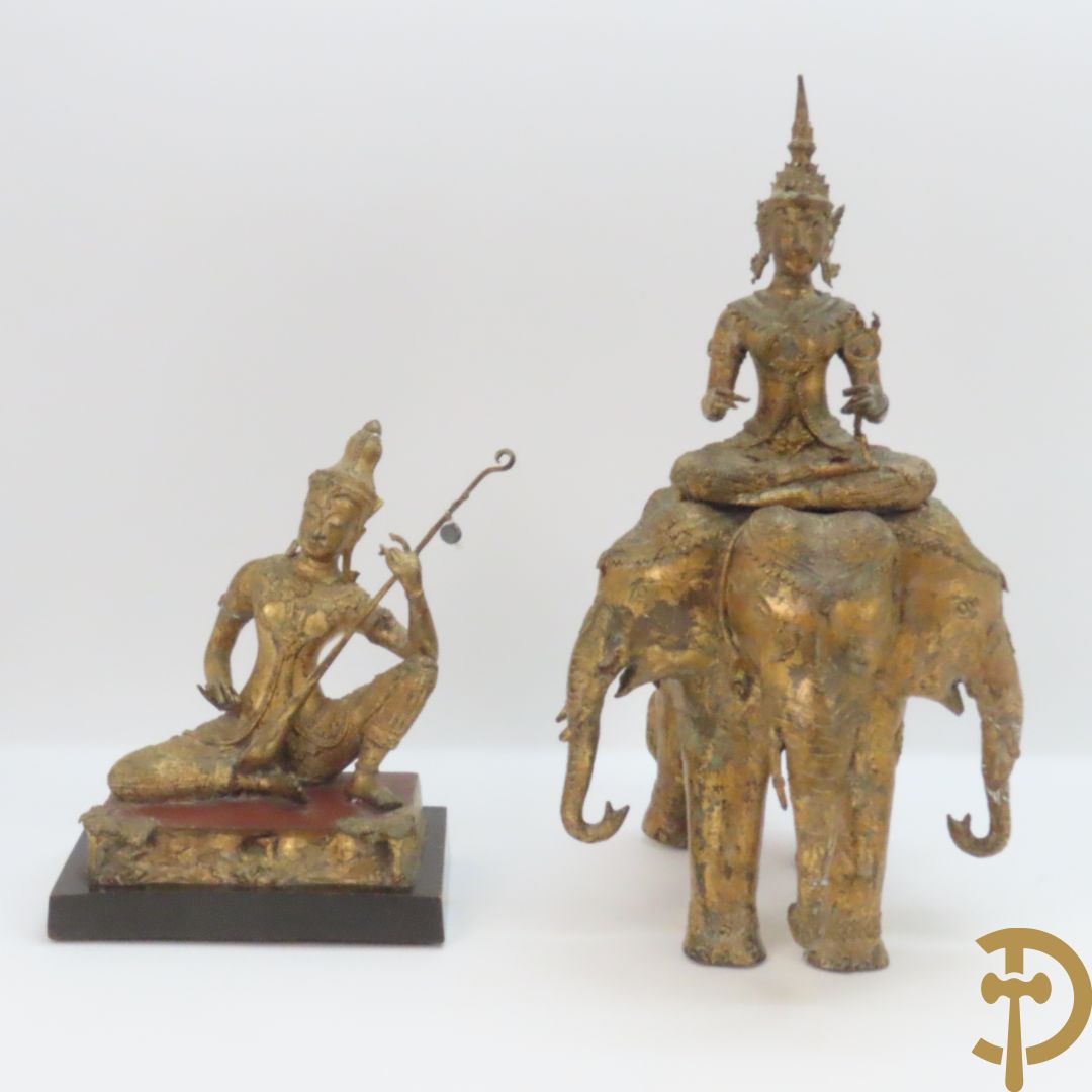 Orientaalse kopersculptuur van driekoppige olifant met boedhisatsvat + koperen boedhistische figuur met snaarinstrument