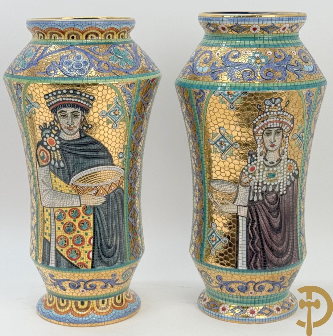Twee Italiaanse vazen met verguld decor van personages en bloemenranken, Maioliche Deruta Italy 10005/45 en 10005/47