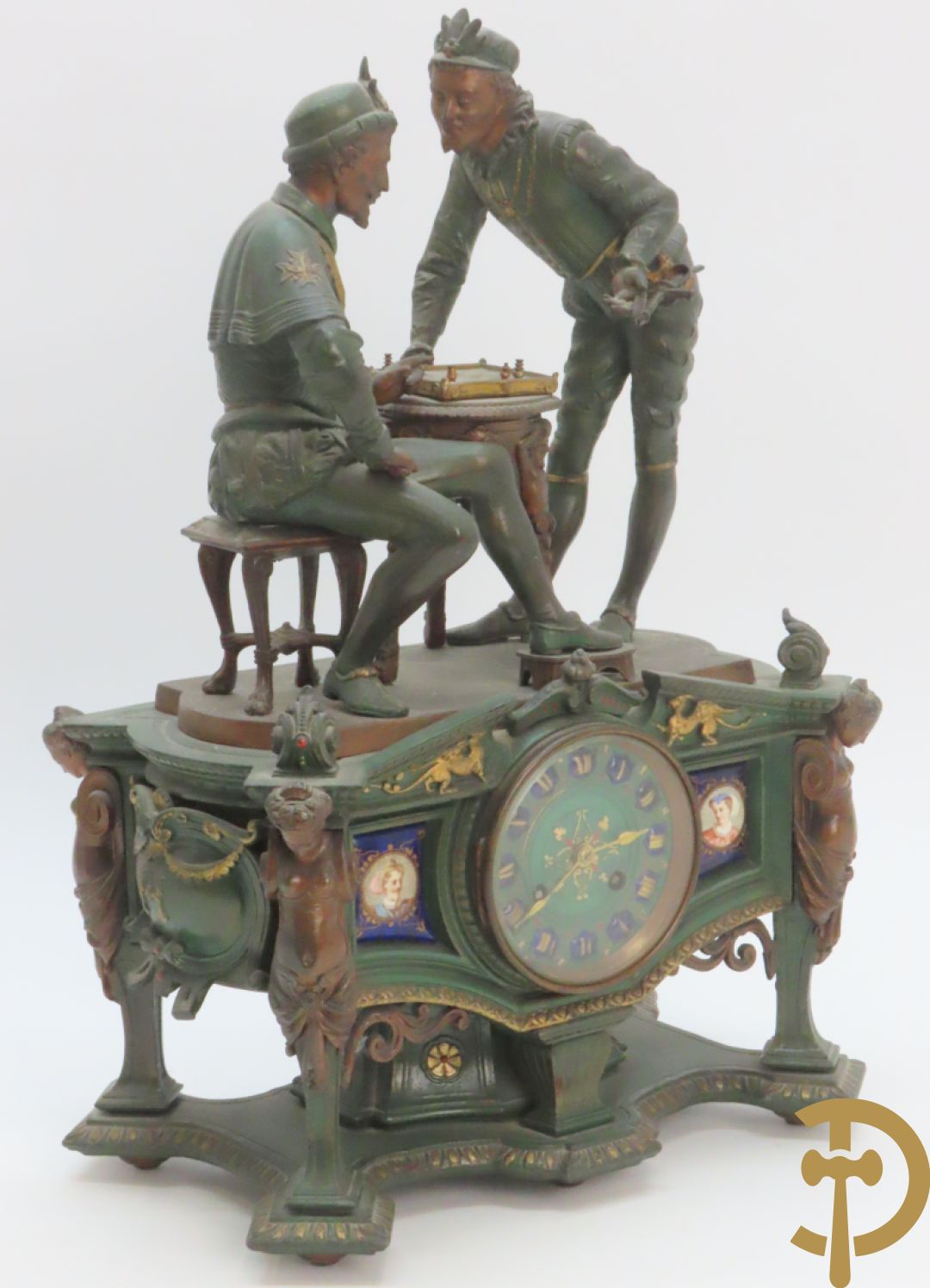 Driedelige kunstbronzen garnituur bestaande uit pendule met paar schakende edelheren, bezet met kariatiden - geflankeerd door paar driearmige kandelaars gehouden door 2 edelheren