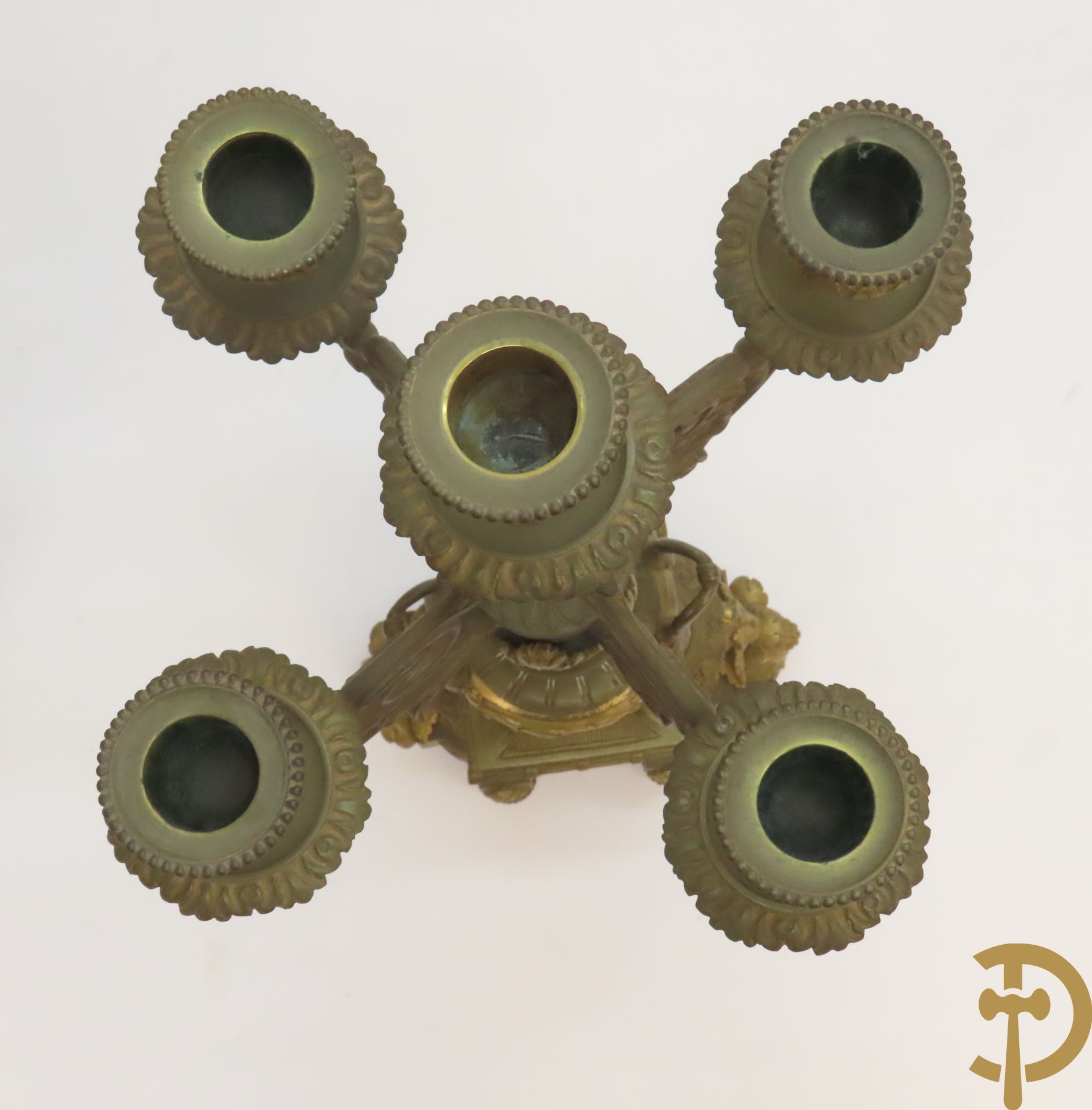 Paar bronzen kandelaars bovenaan bekroond met amfoor en pijlenkoker