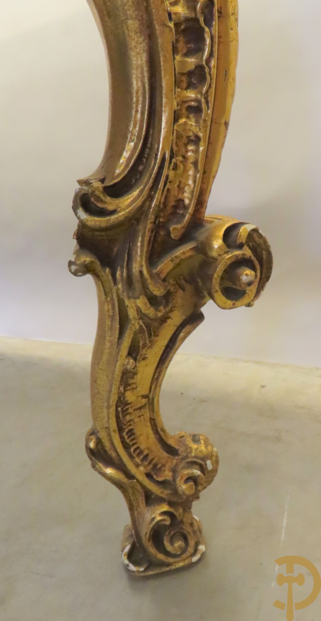 Uitzonderlijke vergulde Louis XV eetkamer bestaande uit vijfdeursdressoir met voluutvormige accanthusranken en rocailles, beschilderd met bloemenmotieven en centraal tafererel met hoornen des overvloeds + bijhorende spiegel vergulde tafel op voluutvormige poten met zes bijhorende stoelen + vitrine met accanthusranken en centrale deur, op voluutvormige poten