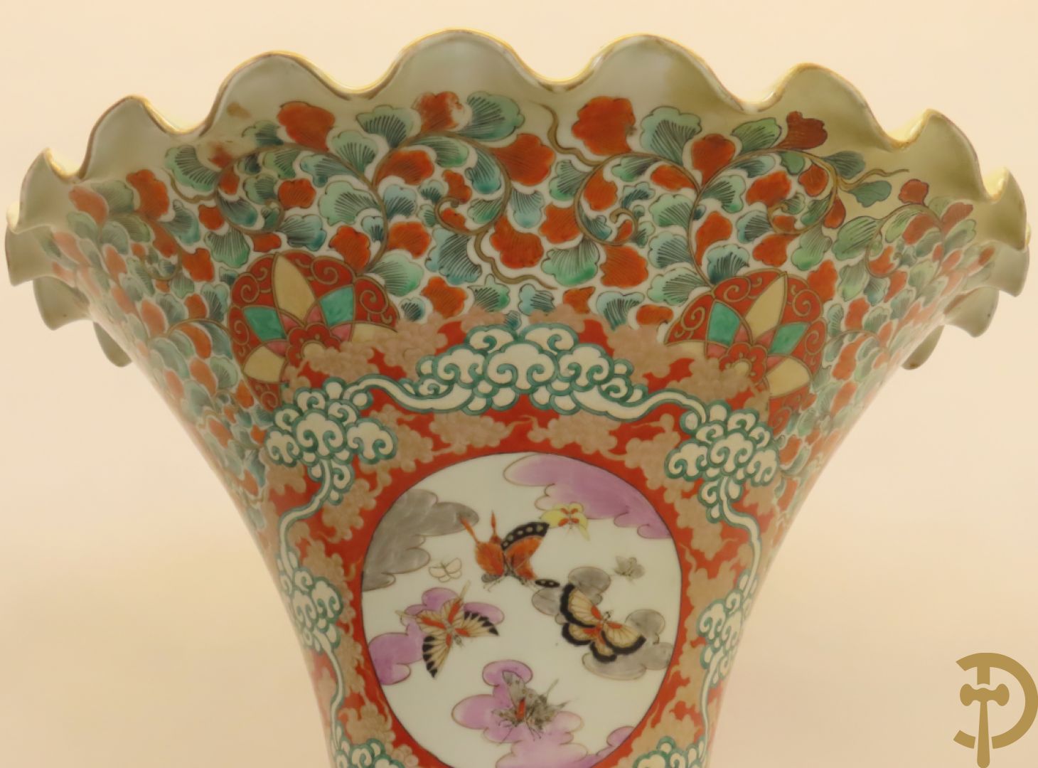 Japanse porseleinen waaiervaas met decor van geisha en krijger, bovenaan met florale motieven