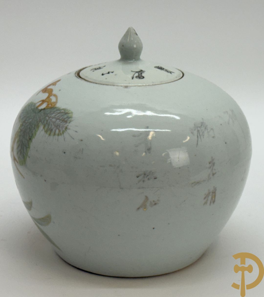 Twee rolvazen met bloemen- en vogeldecor + dekselpotiche met vogeldecor + Chinese vaas met decor van dames en kinderen