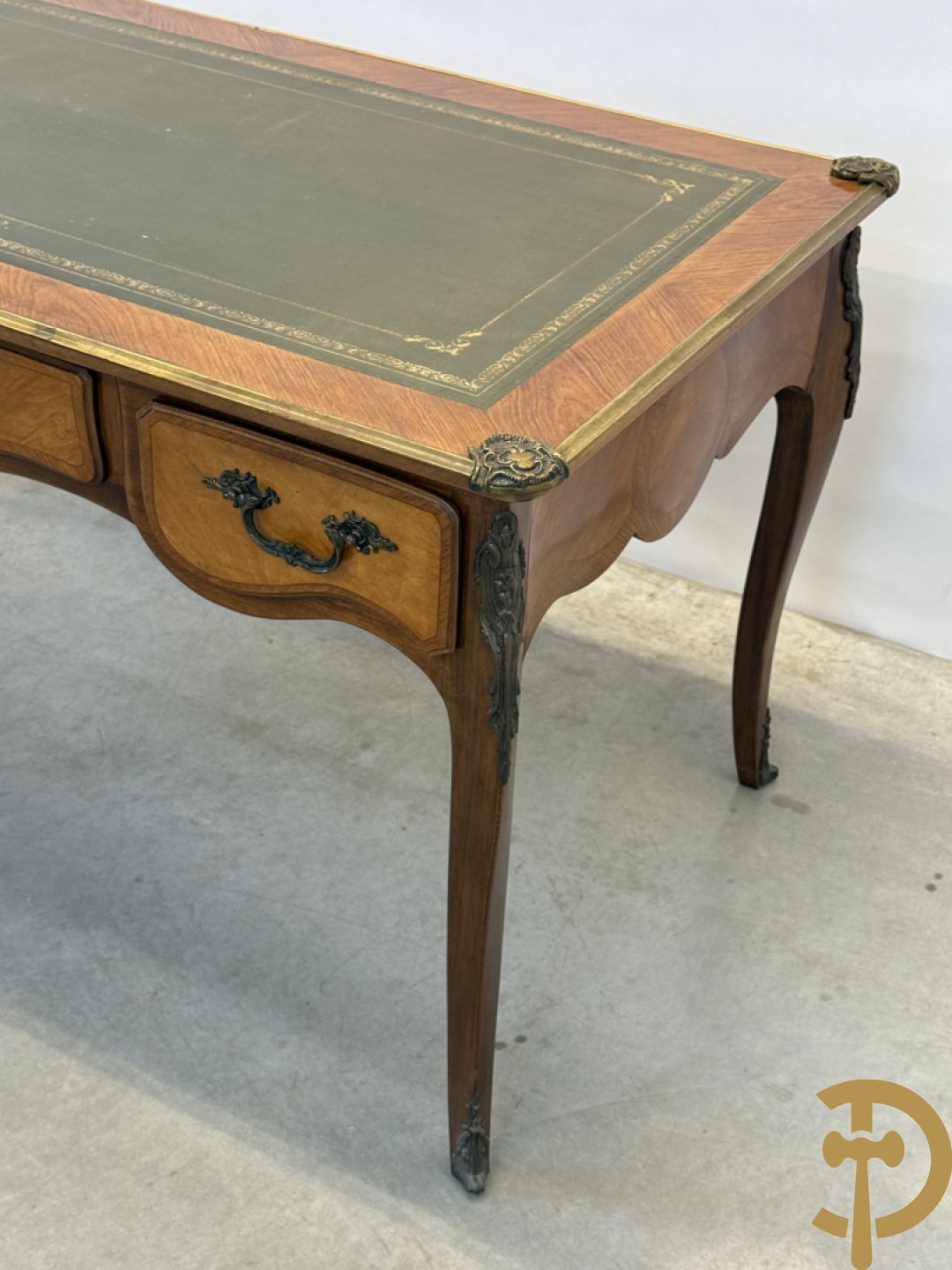 Notelaren Louis XV bureau met lederen blad, 3 lades  en bronsbeslag op voluutvormige poten