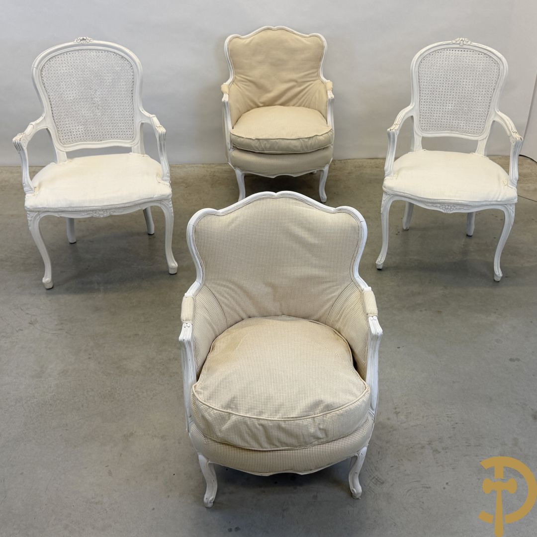Paar gemonochromeerde Louis XV armzetels met gecanneerde rug + 2 gestoffeerde Louis XV armzetels