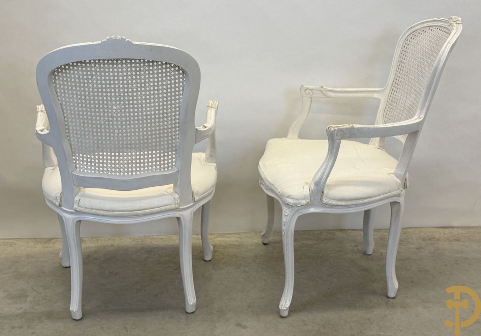 Paar gemonochromeerde Louis XV armzetels met gecanneerde rug + 2 gestoffeerde Louis XV armzetels