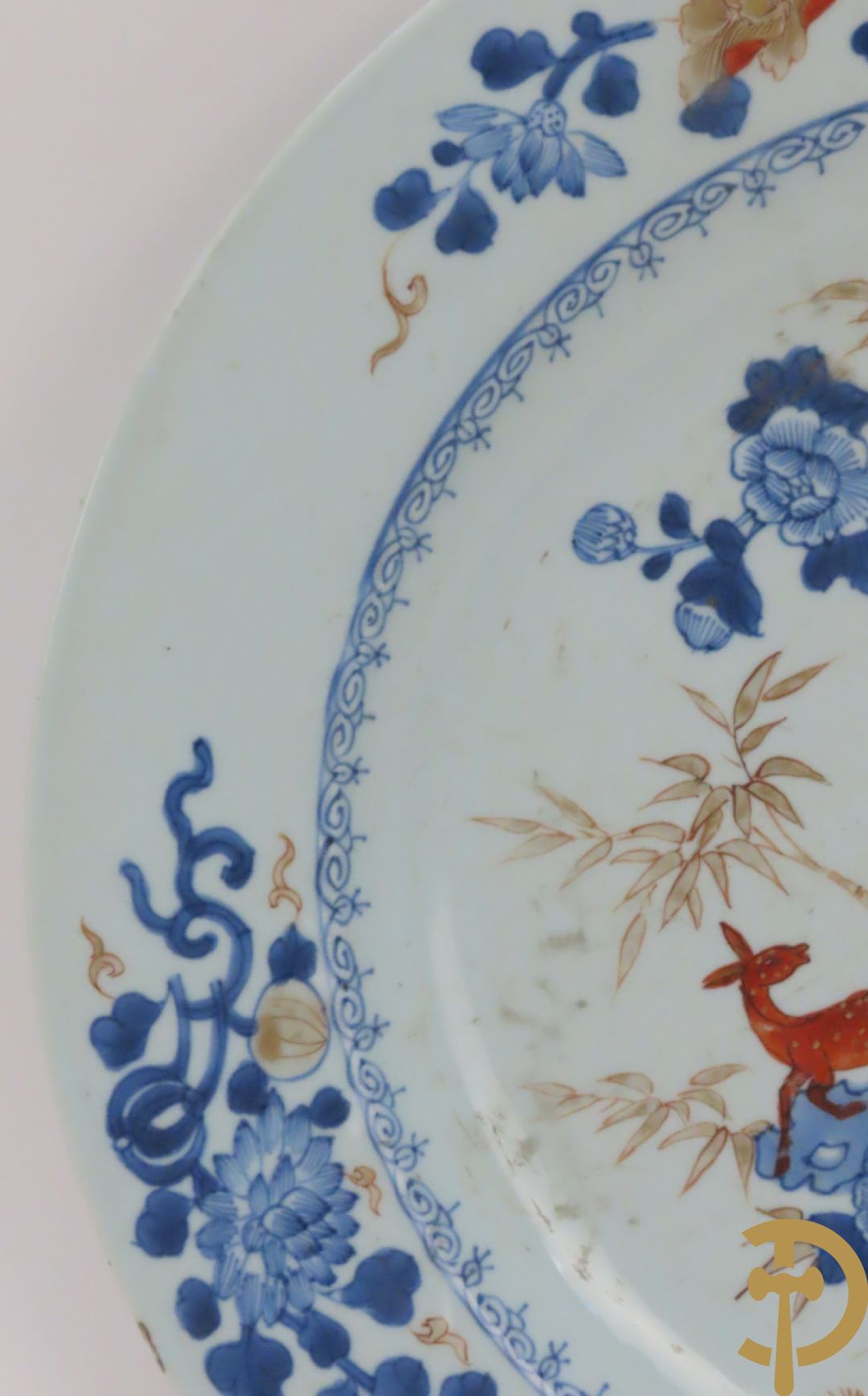 Porseleinen Imari bord met dierenmotieven in florale omgeving