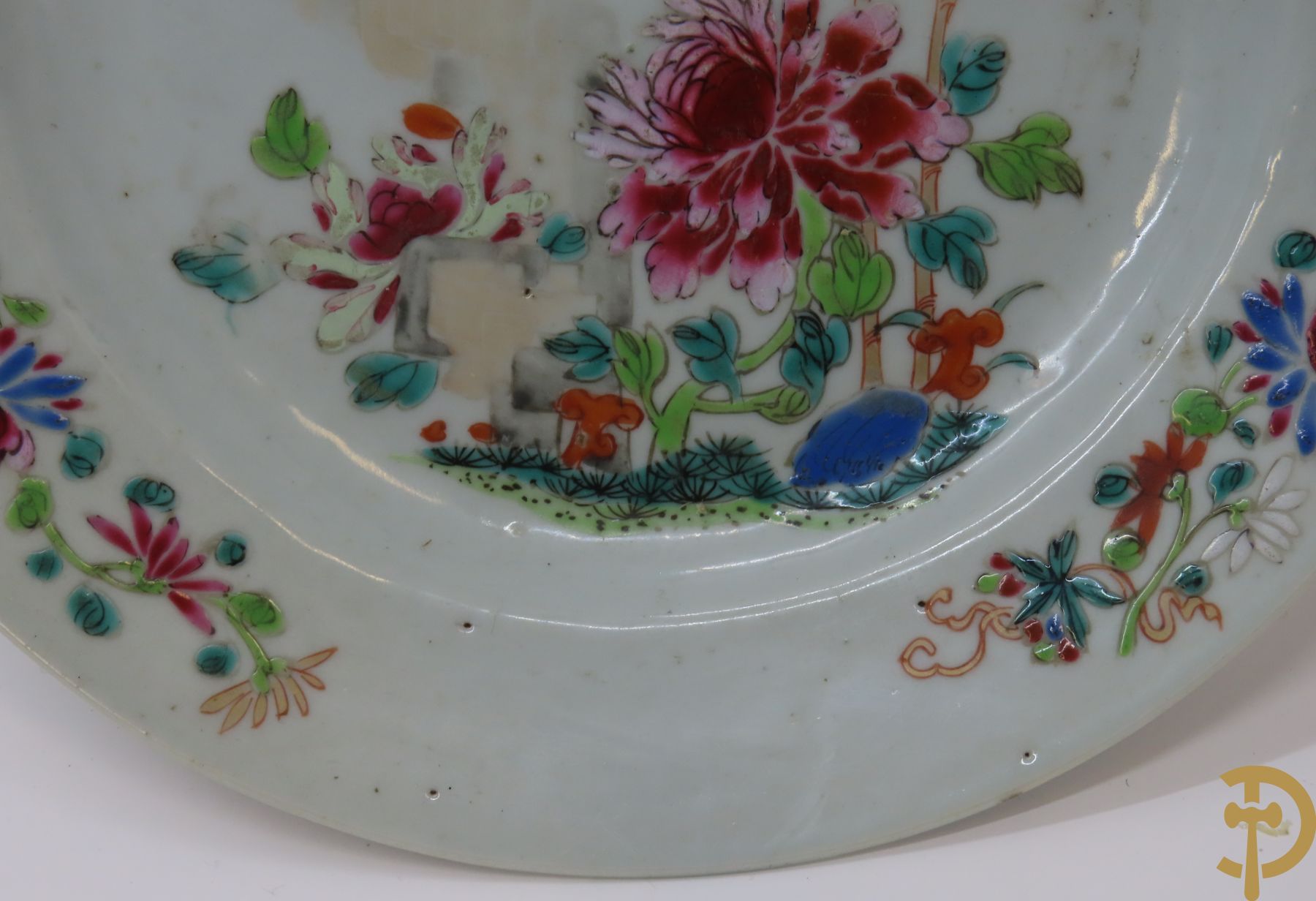 Acht Chinese porseleinen borden w.o. blauw/wit met bloemendecor, 2 blauw/witte borden, 2 Imari borden (1 met ster), 2 porseleinen borden met decor van bloemen in landschap en octagonaal bord