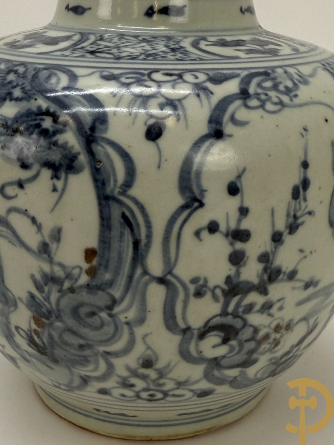 Porseleinen Chinese bolvormige vaas met geanimeerde taferelen + Chinees aardewerken vaasje