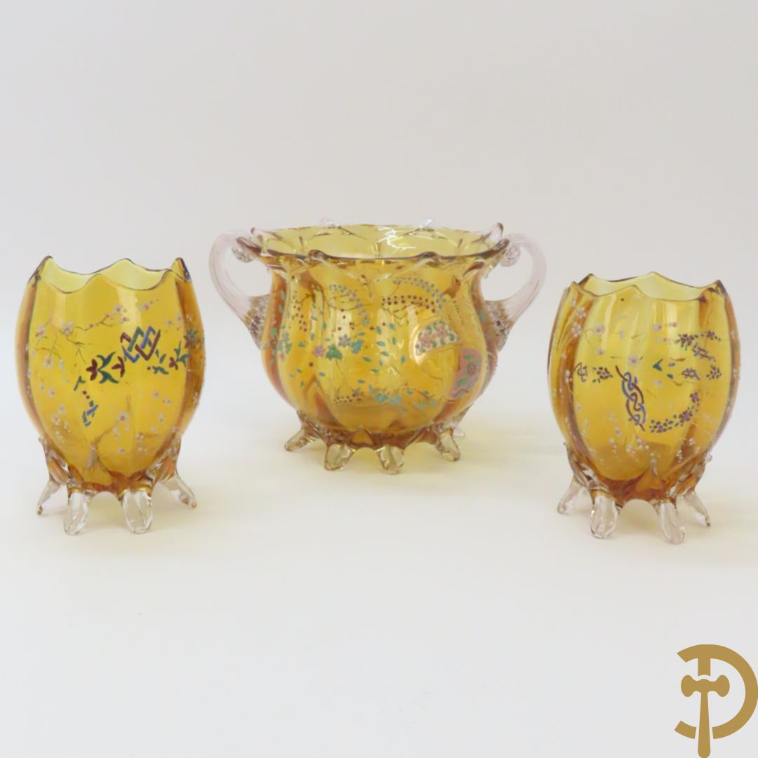 Mongeblazen glazen driestel bestaande uit centrale coupe met 2 oren, zijdelings met 2 eivormige coupes met gekleurd bloemendecor