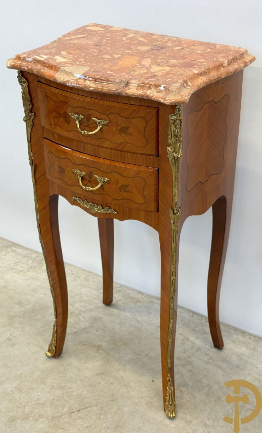 Paar notelaren Louis XV bijzetkastjes op hoge poten met 2 lades, bezet met bronzen ormamenten en marmeren blad