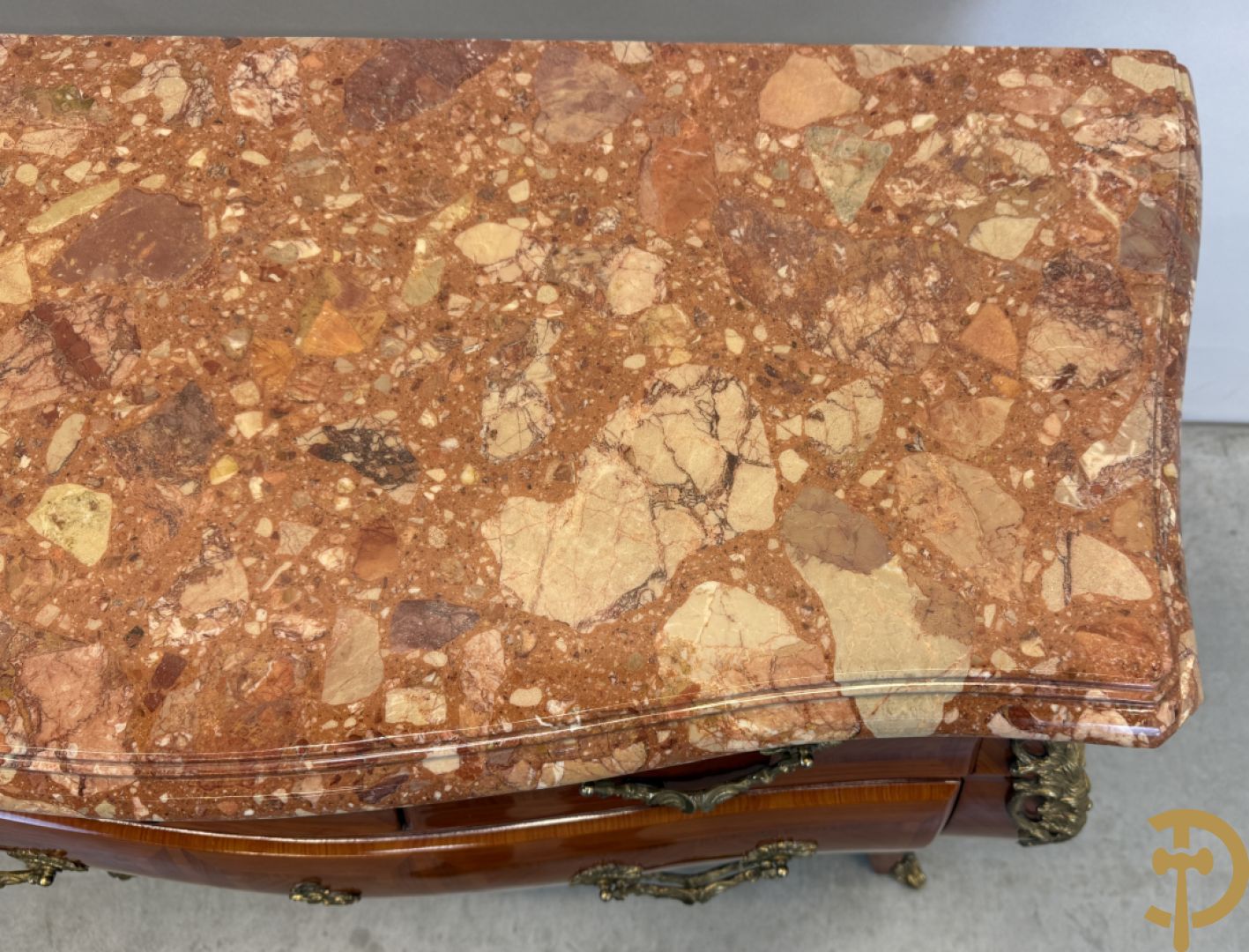 Gegalbeerde notelaren vierladencommode bezet met bronsbeslag en marmeren blad