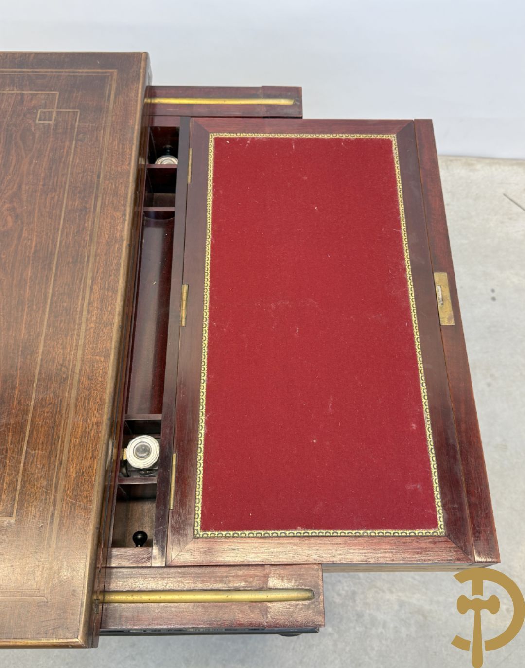 Openklapbare speeltafel en ingewerkt schrijfbureau met koperinlegwerk