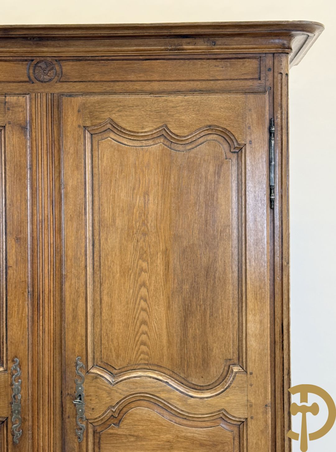 Massief eiken tweedeurskast met afgestoken panelen en gecanneleerde afgeronde hoeken