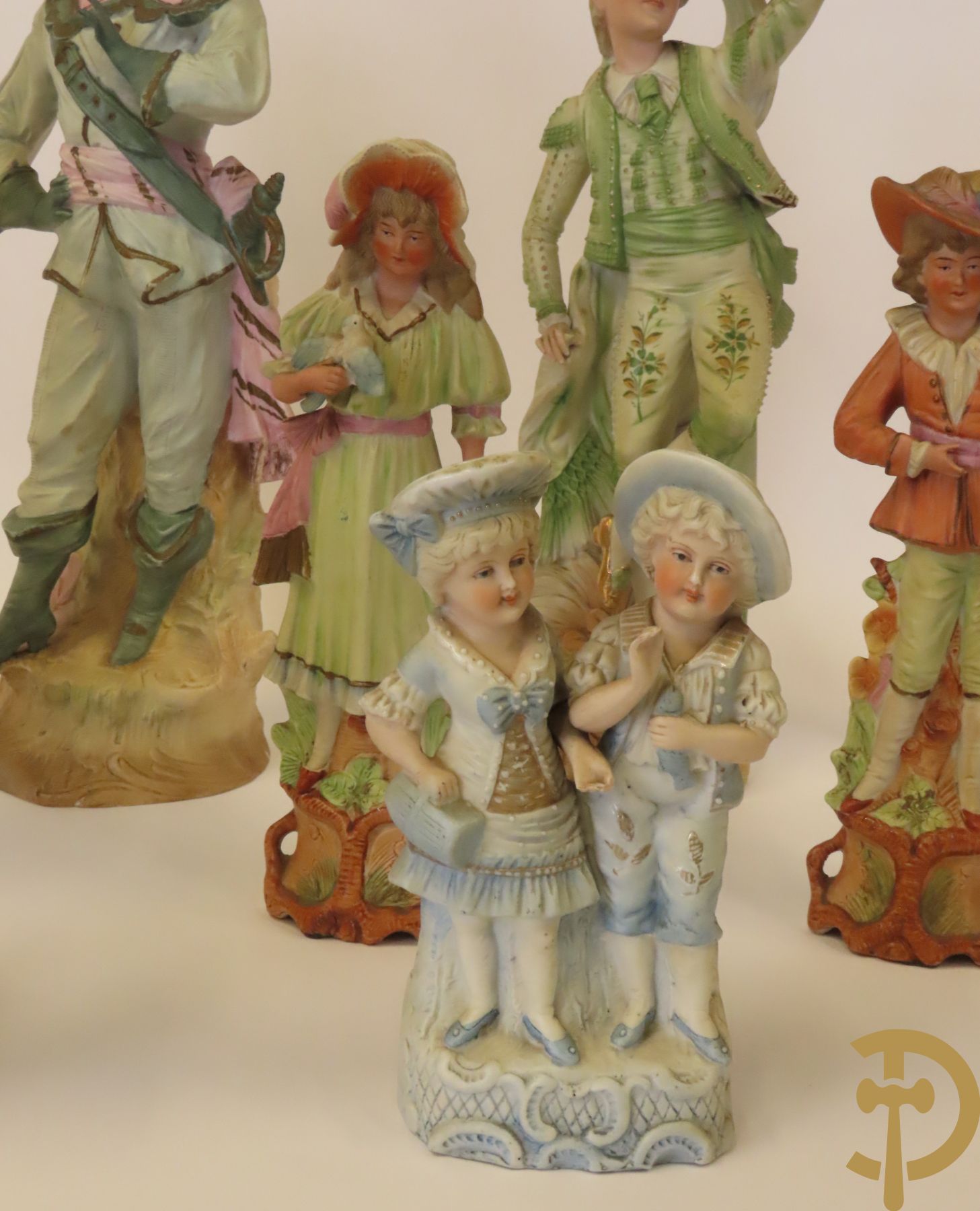 Meerkleurige porseleinen damesbuste + 14 biscuits