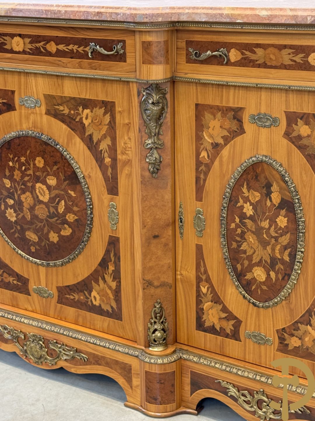 Notelaren driedeursdressoir met bloemenmarquetterie, bronsbeslag en marmeren blad