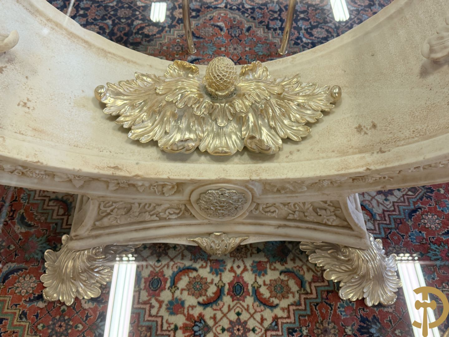 Uitzonderlijke eetkamer bestaande uit dressoir met 4 deuren en 2 lades op voluutvormig onderstel met rocailles opzij en boven met spiegel + bijhorende vitrine + console + spiegel + tafel op voluutvormig onderstel + 6 bijhorende armzetels met koperen frame - uniek ontwerp door de firma Vidal Grau Spaanse makelij, begin jaren 