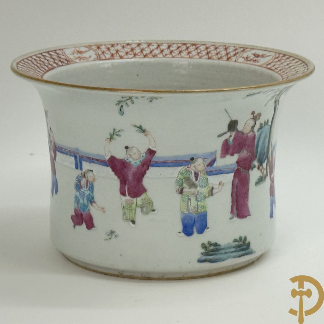 Chinese porseleinen bloemencachepot met decor van kinderen en dames