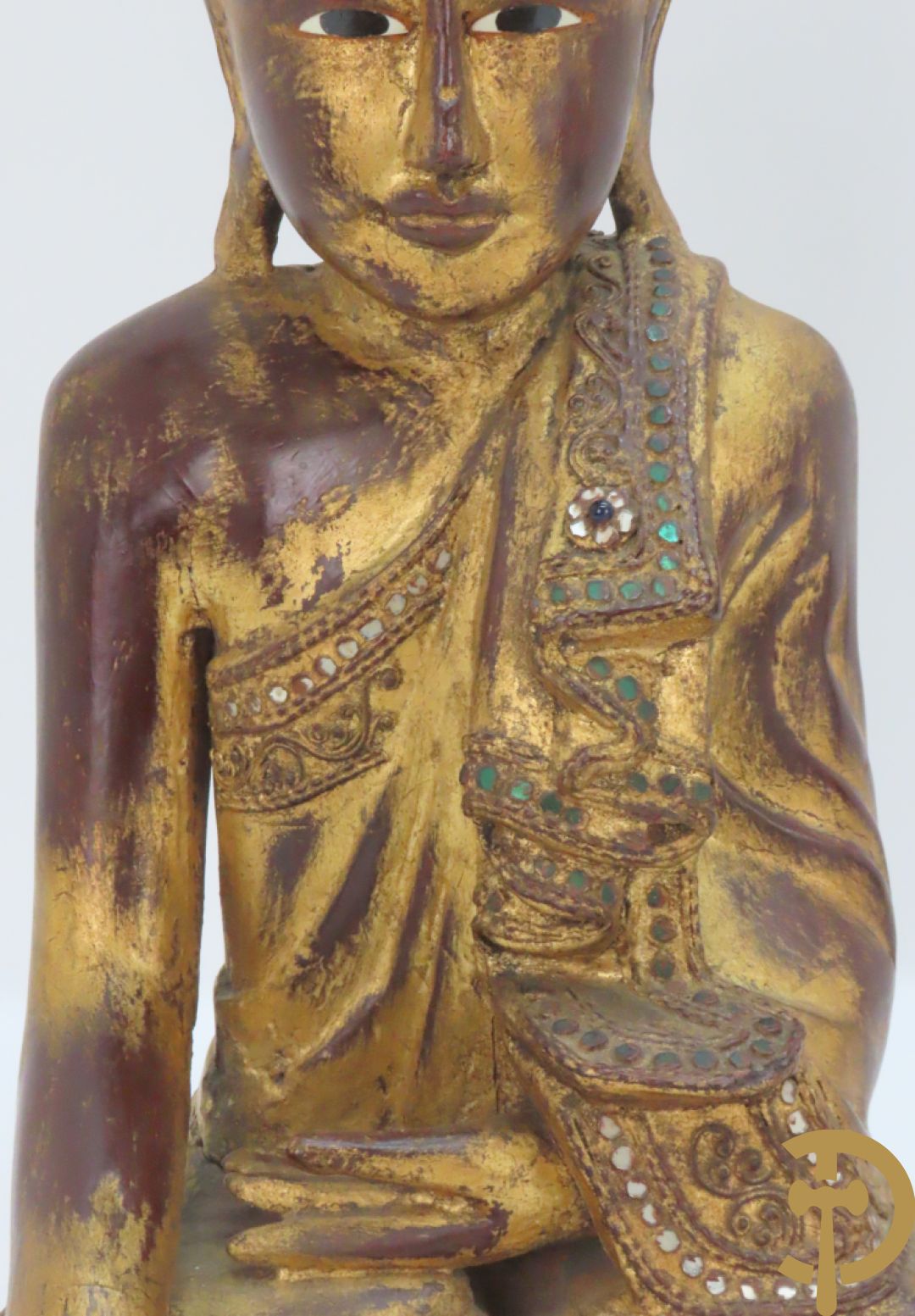 Grote staande vergulde houtgesculpteerde boedha +vergulde  zittende houten boedha met edelsteentjes