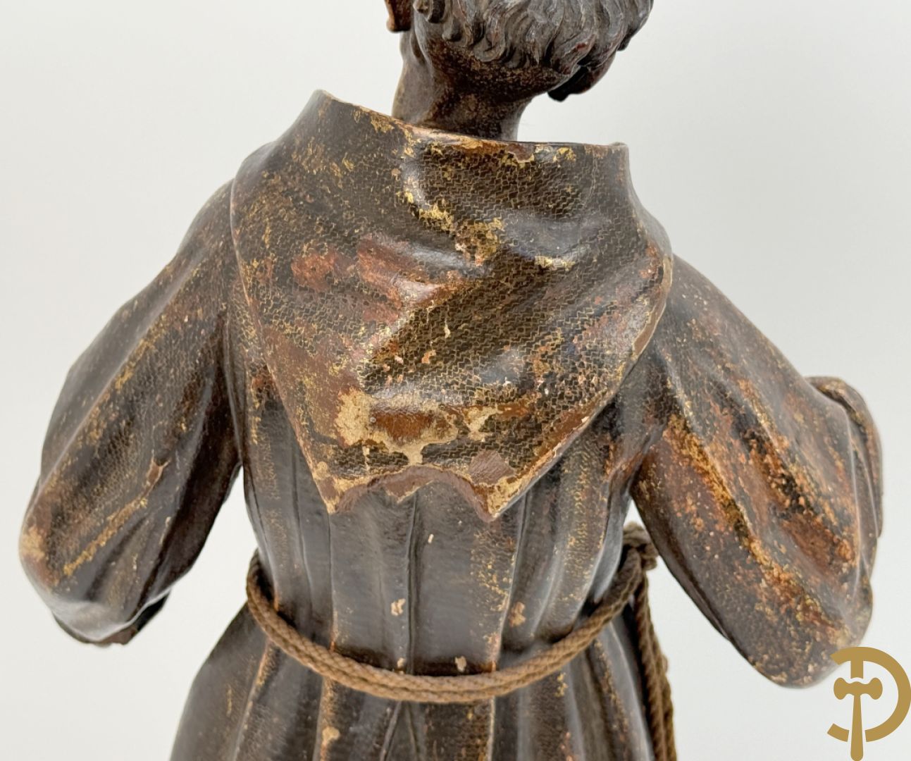 Gepolychromeerde houtsculptuur van Sint Antonius steunend met linkervoet op wereldbol