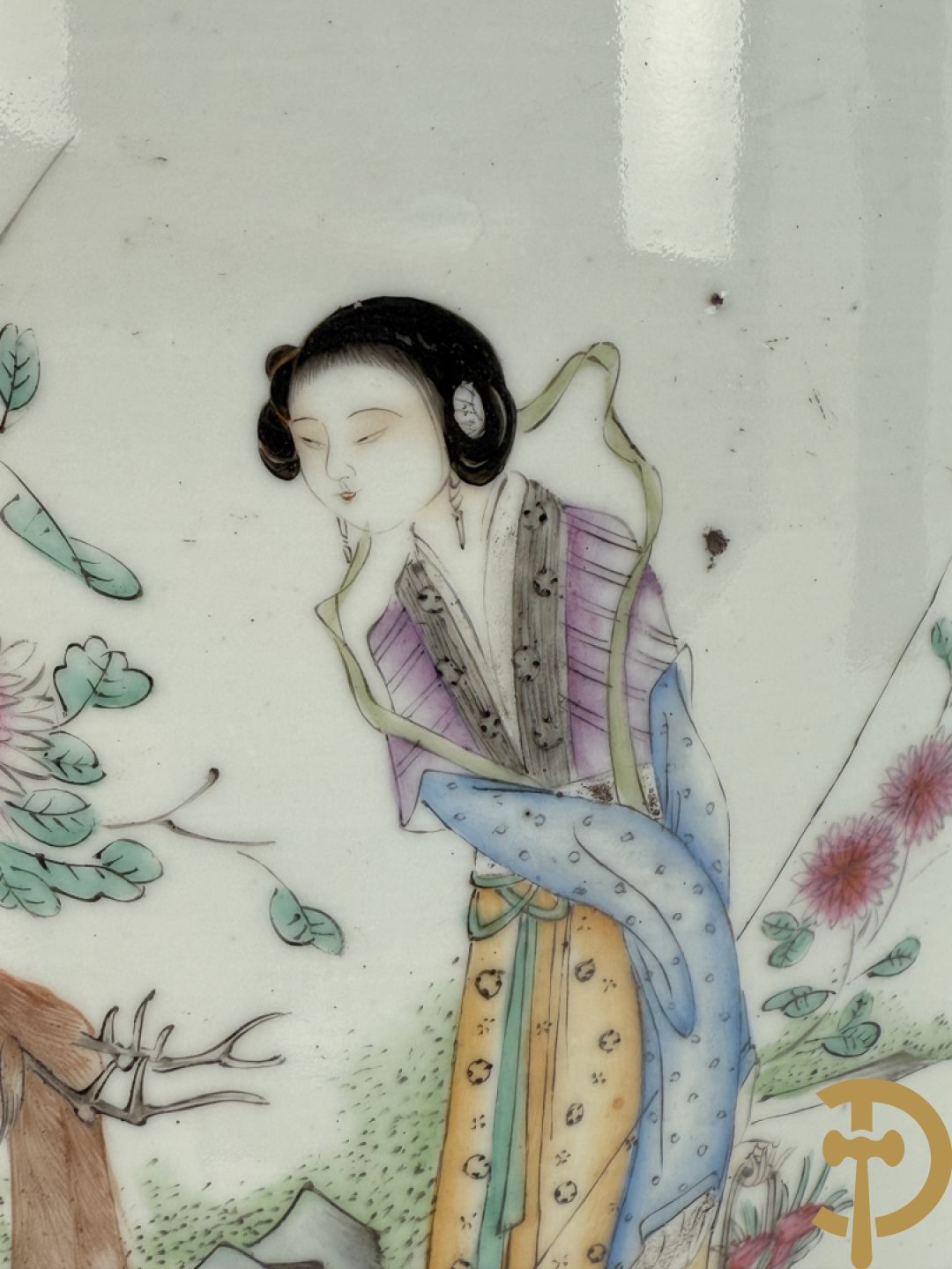 Chinese porseleinen vaas met decor van dames en hert in landschap