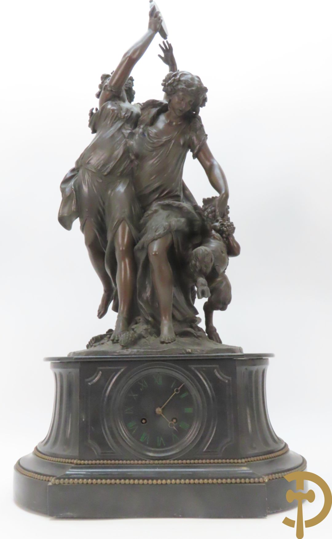 CLODION getekend - Paar elegante bronzen dames met tambour en fruit, geflankeerde door jonge faune, op marmeren klokstel - opgebouwd als garnituur met 2 kandelaars met bronzen kindjes dragende een toorts met bloemen en kaarsen