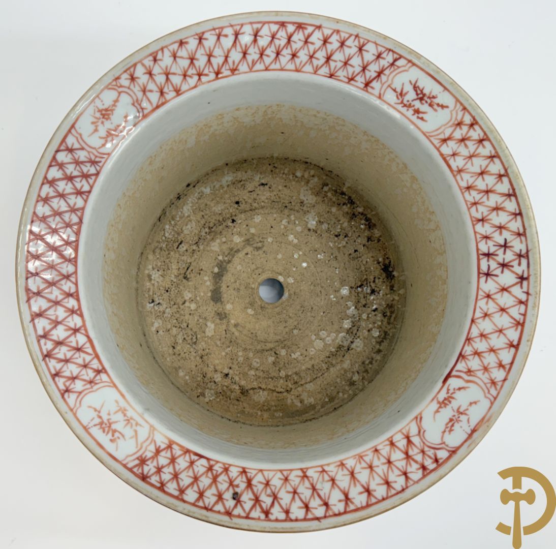 Chinese porseleinen bloemencachepot met decor van kinderen en dames