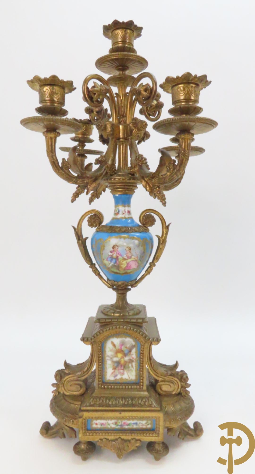 Driedelige bronzen garnituur bezet met Sèvres porselein bestaande uit pendule geflankeerd door paar cupido