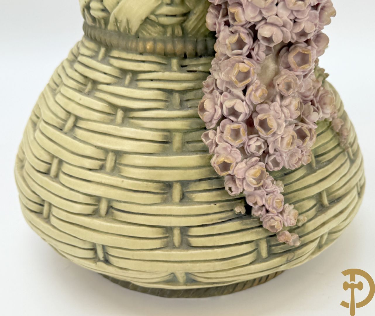 Paar meerkleurige faience vazen,  Austria gemerkt, met cupido