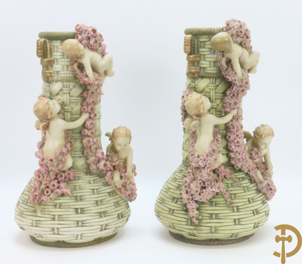 Paar meerkleurige faience vazen,  Austria gemerkt, met cupido