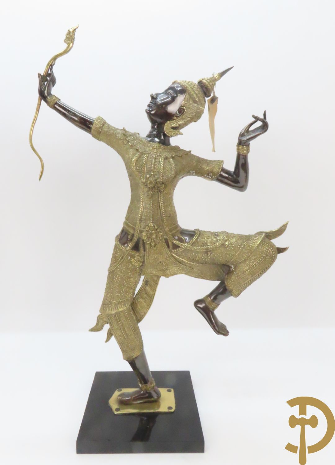 Twee staande koperen boedhistische figuren