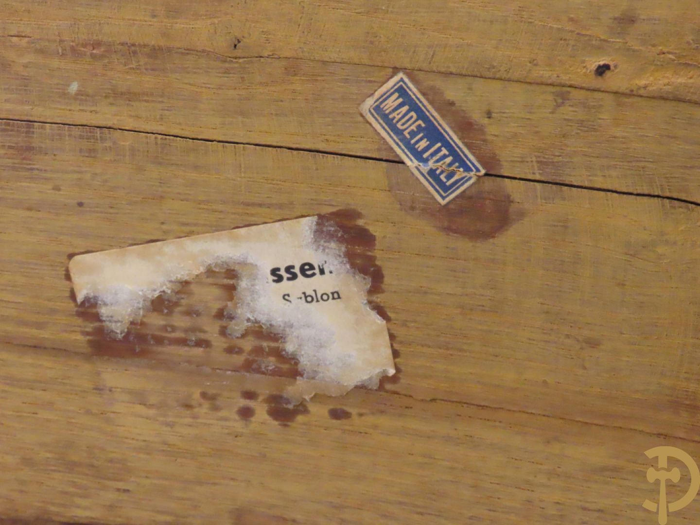 Gegalbeerde tweeladencommode op voluutvormige poten met verguld en beschilderd bloemendecor