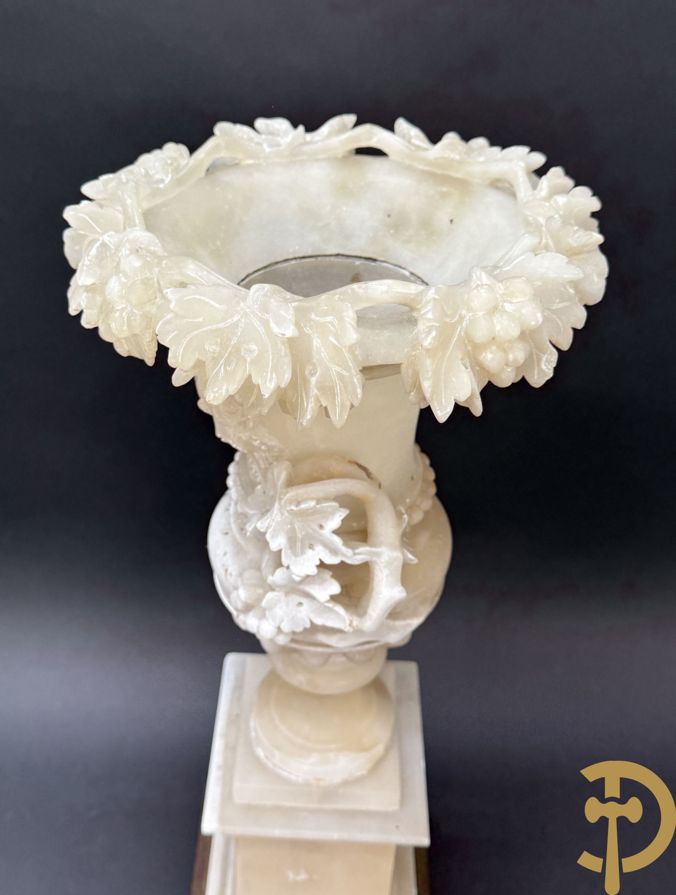 Paar handgesculpteerde albasten vazen met bloemen- en accanthusranken