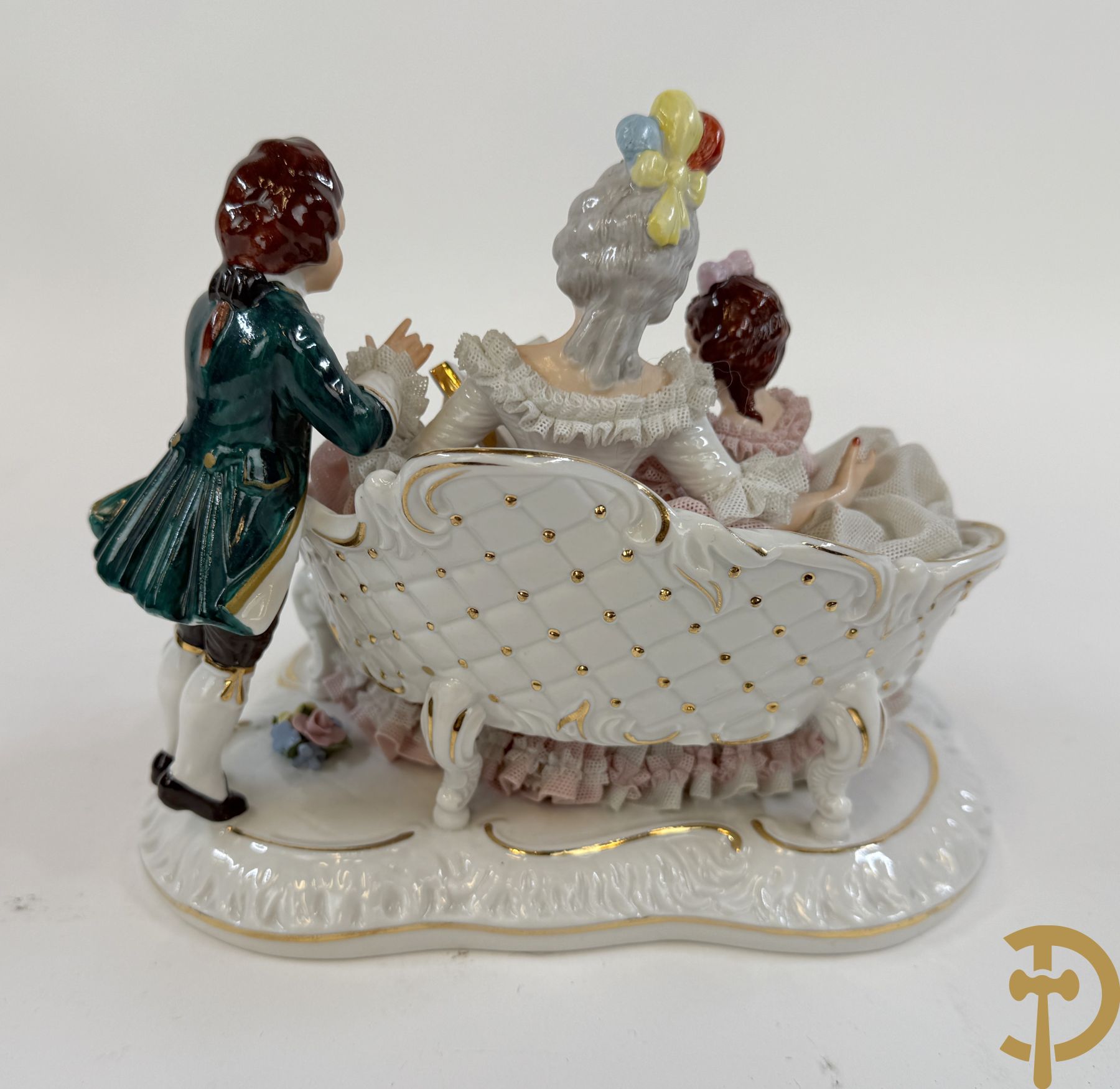 Italiaanse biscuitgroepen w.o. grote groep met 2 liggende naakte dames met zwaan, jongeman op rots, vioolspeler met edeldame, dame met kanten jurk en kinderen + Armani G. getekend 