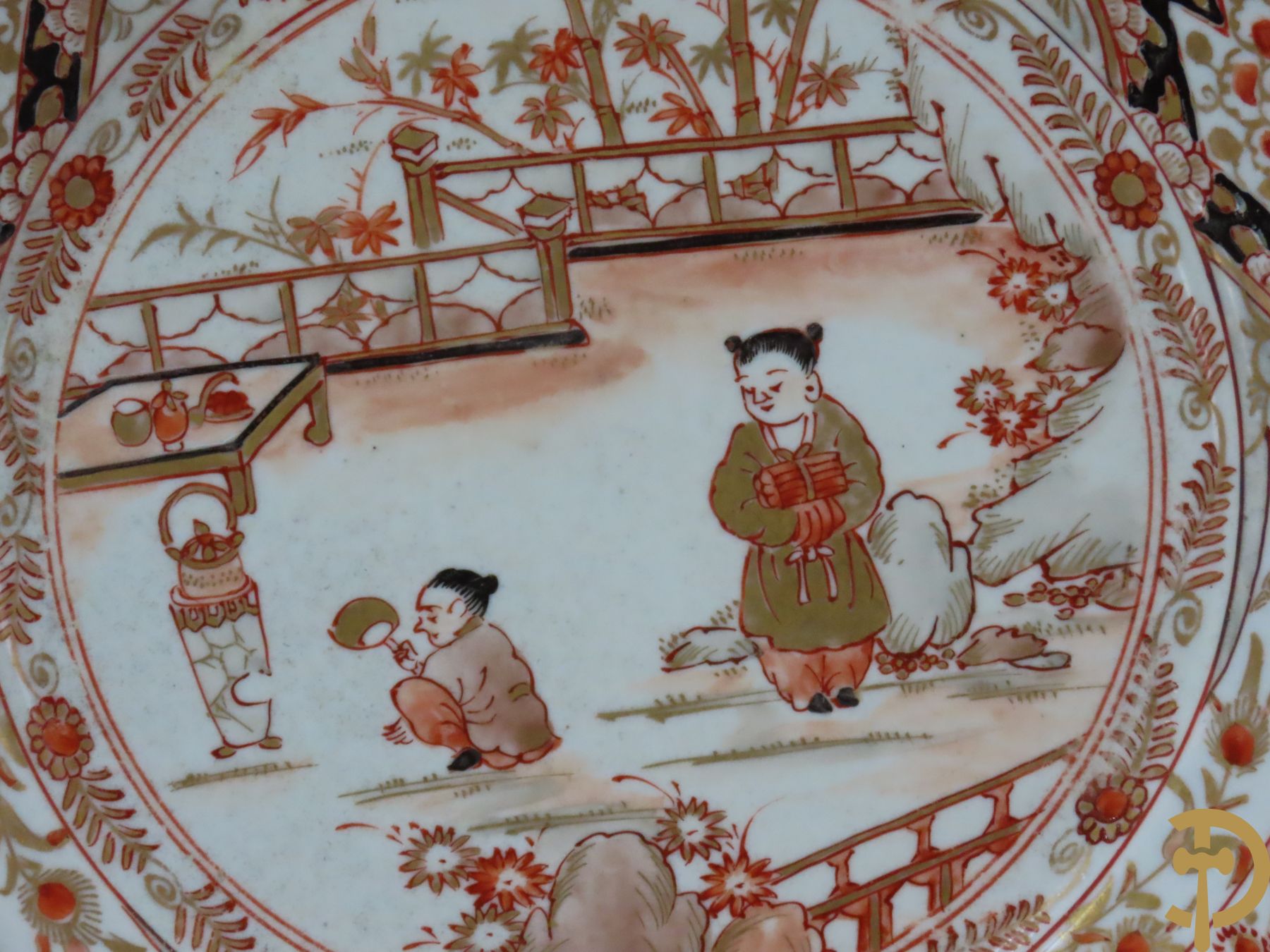 Zeven Chinese porseleinen gelobde bordjes met geanimeerd landschap en deels verguld, achteraan gemerkt