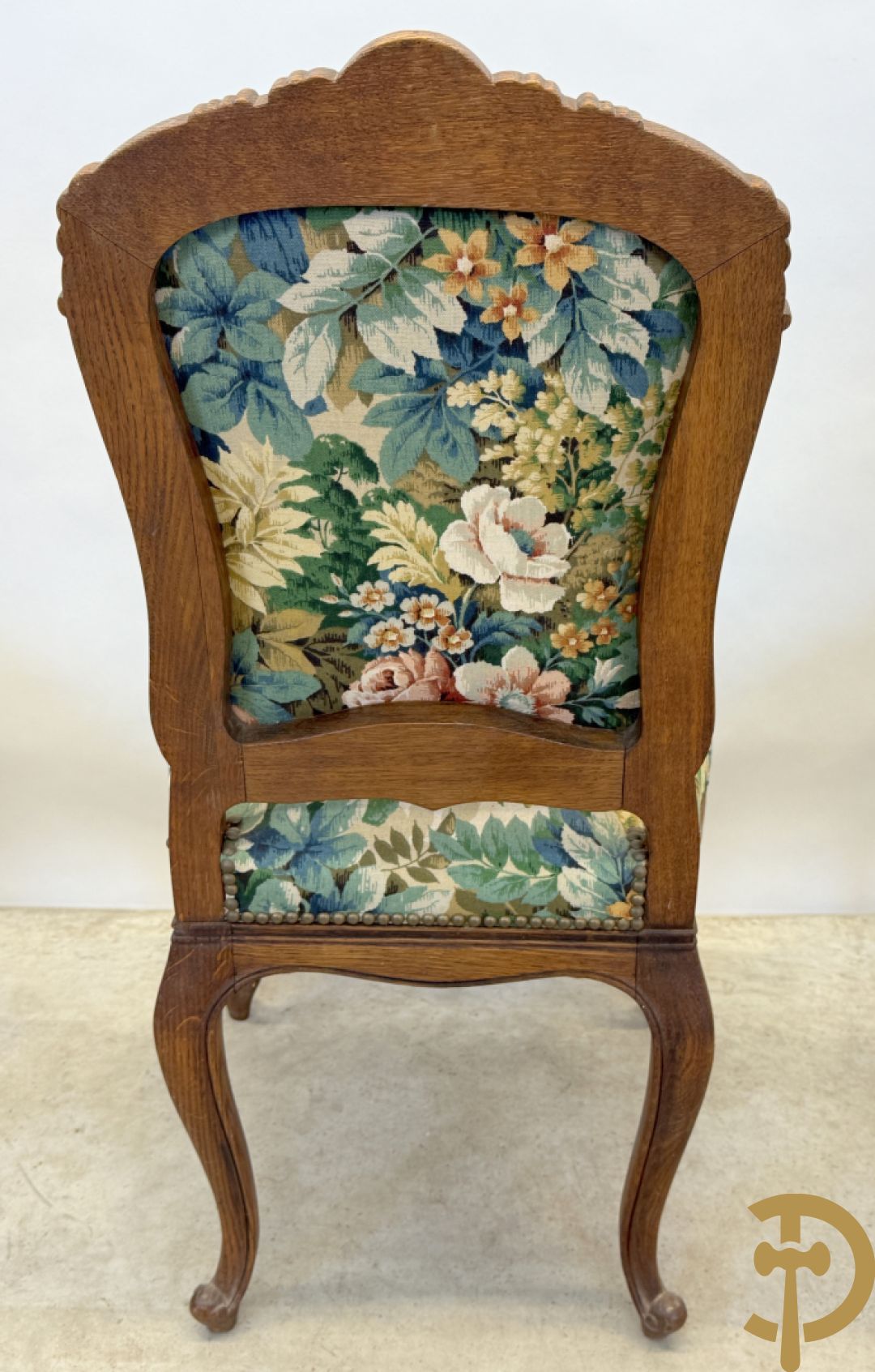 Vier eiken Louis XV stoelen met gebloemde stof en rocailles in de rug, op voluutvormige poten