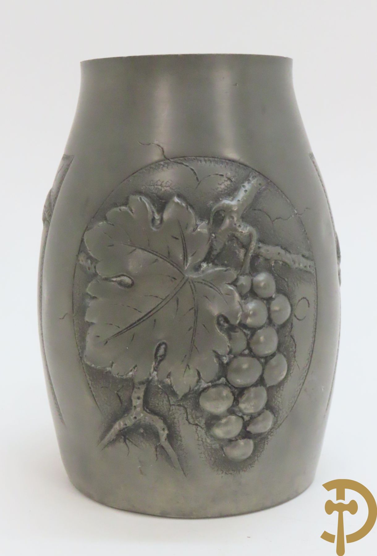 Verzilverde vaas met vogeldecor, Kayser gemerkt + 3 tinnen Art Deco vaasjes w.o. 1 gemerkt Hering + tinnen Art Deco inktstel