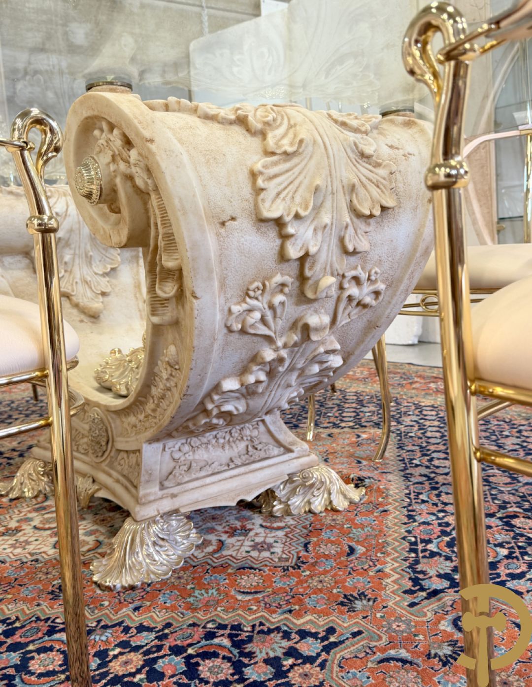 Uitzonderlijke eetkamer bestaande uit dressoir met 4 deuren en 2 lades op voluutvormig onderstel met rocailles opzij en boven met spiegel + bijhorende vitrine + console + spiegel + tafel op voluutvormig onderstel + 6 bijhorende armzetels met koperen frame - uniek ontwerp door de firma Vidal Grau Spaanse makelij, begin jaren 