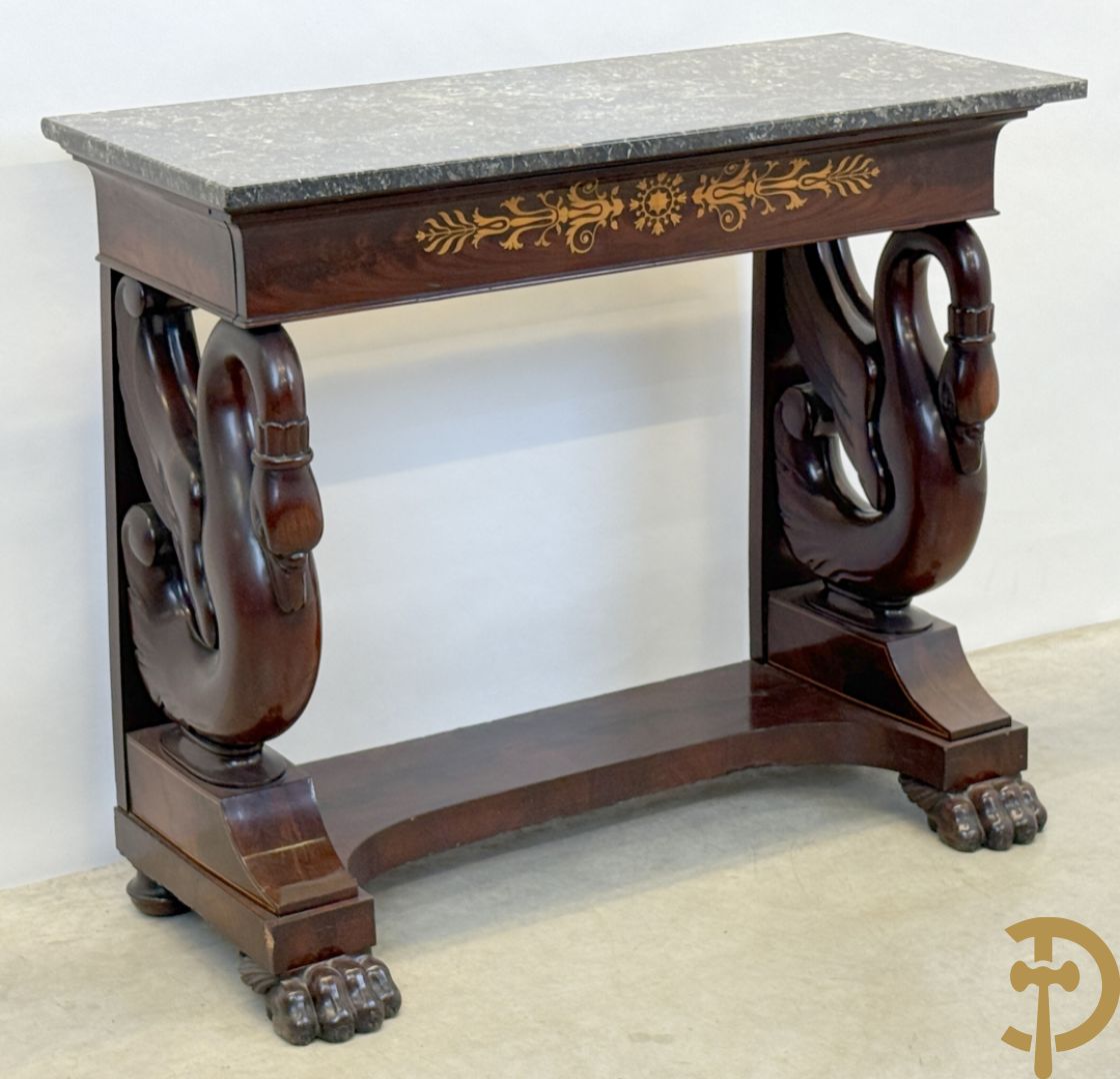 Mahoniehouten console met lade, voluutvormige zwanehalzen en marmeren blad