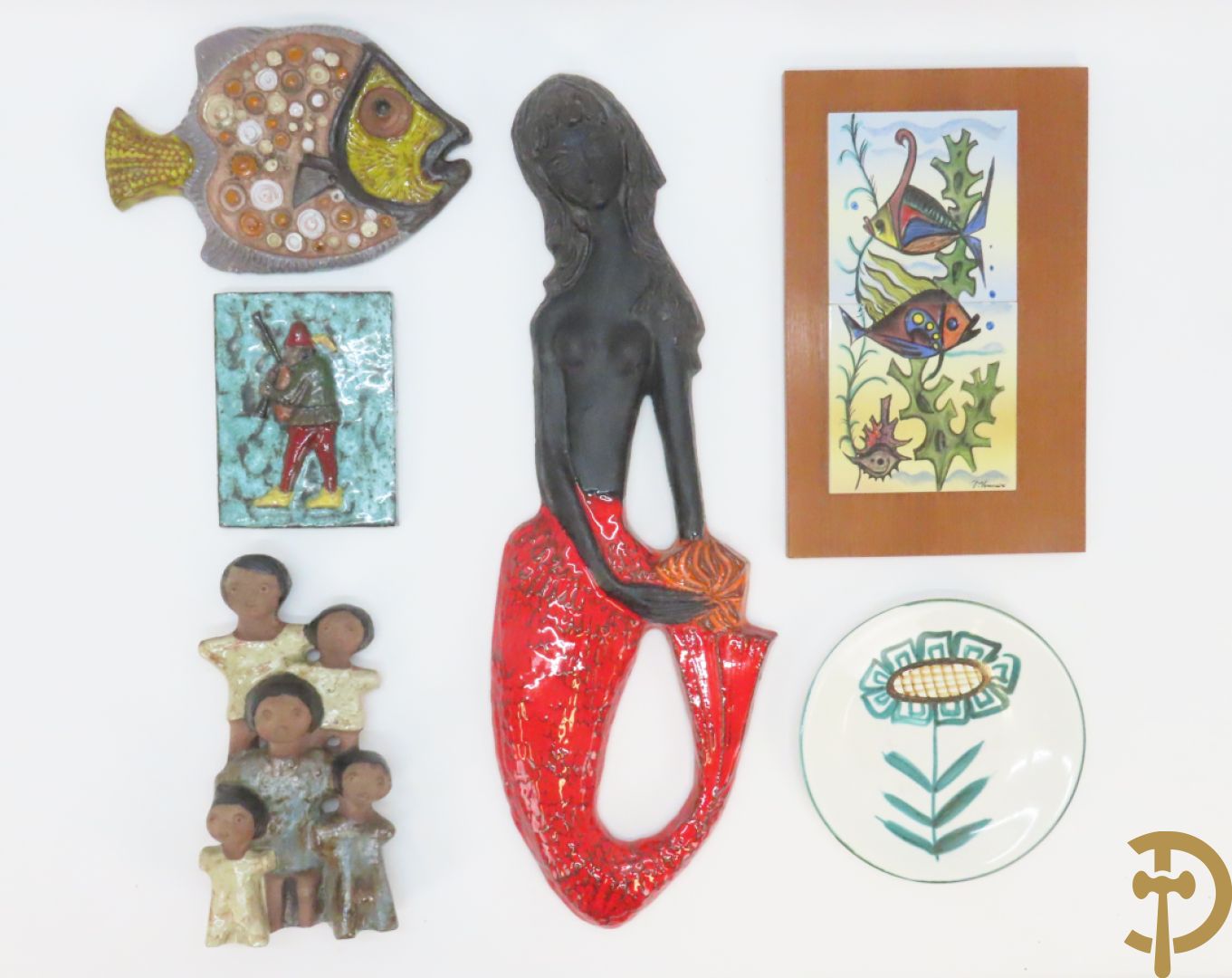 Zes vintage keramiek sculpturen w.o. zeemeermin van Amphora, keramieken vis, plakkette van doedelzakspeler, groepje met 5 kindjes, bord RP gemerkt en basrelief met vissen Vermeire P.