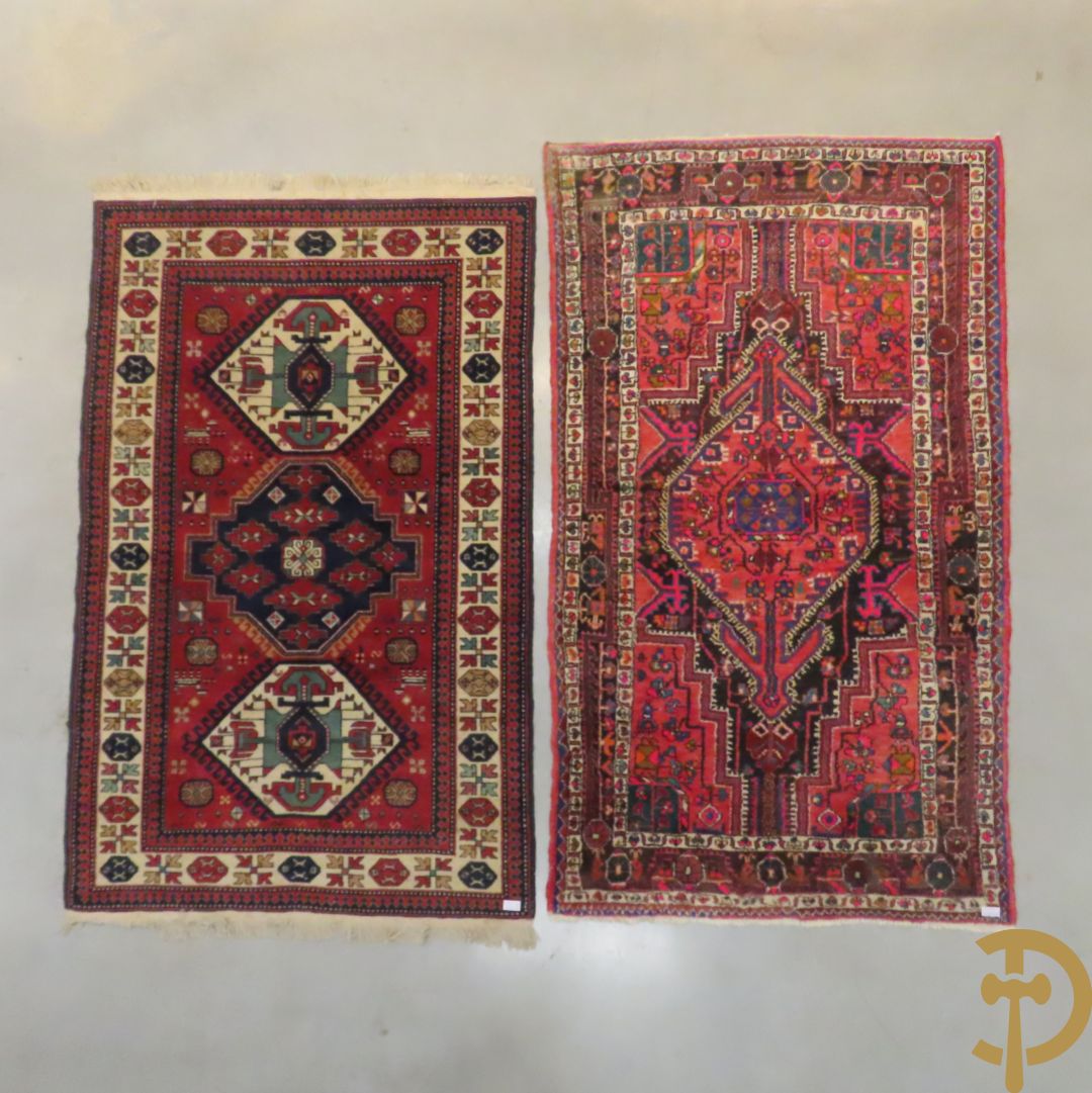 Twee oosterse handgeknoopte tapijten Hamadan en Kaukasus