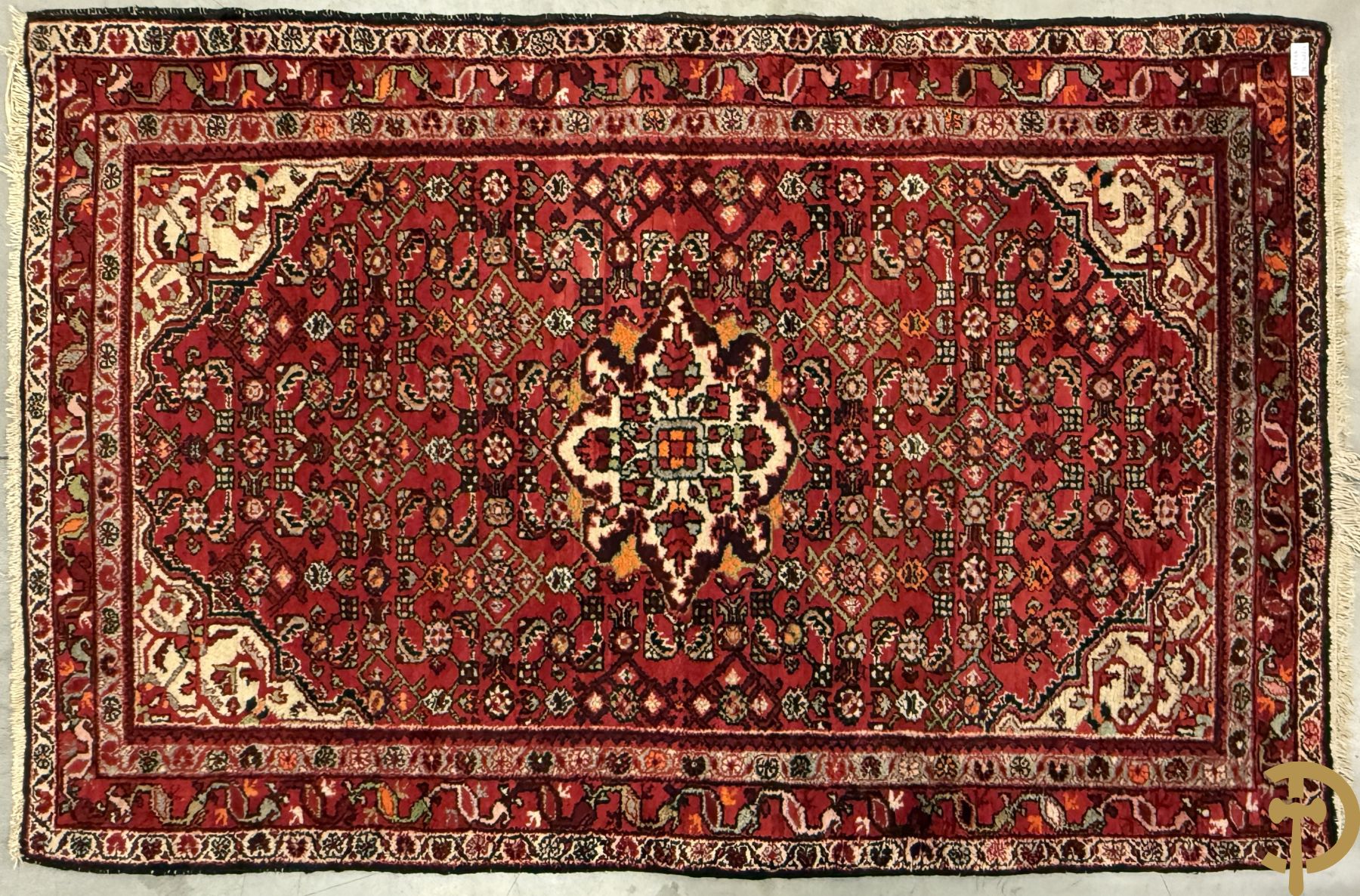 Drie oosterse handgeknoopte tapijten met bloemen- en vazendecor