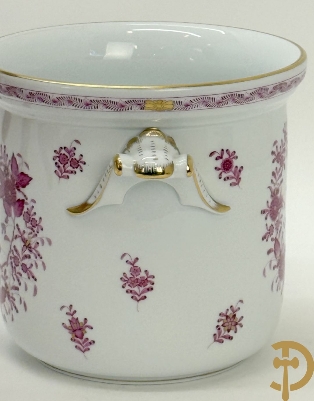 Porseleinen coupe met bloemendecor en 2 oren gemerkt Herent