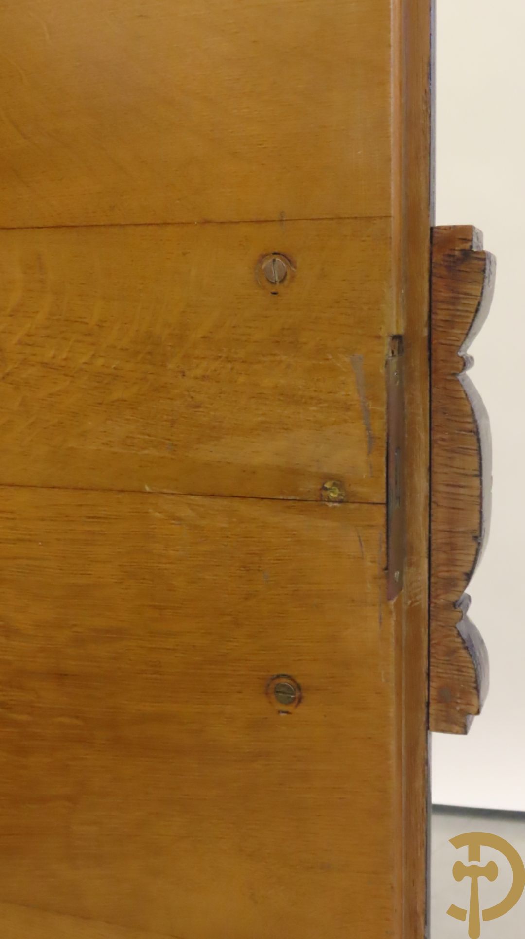 Art deco dressoir met 2 deuren en koperen baguette op sokkel