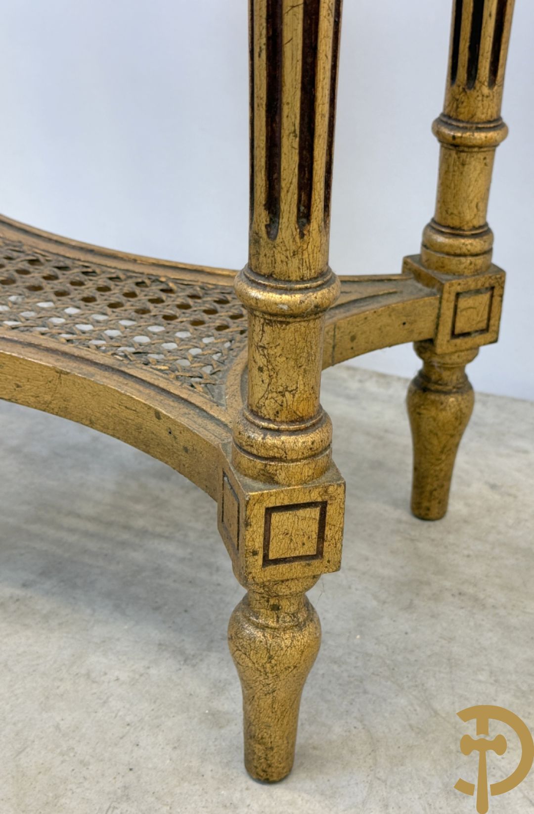 Vergulde Louis XVI bijzettafel met wit marmeren blad op gecanneleerde poten