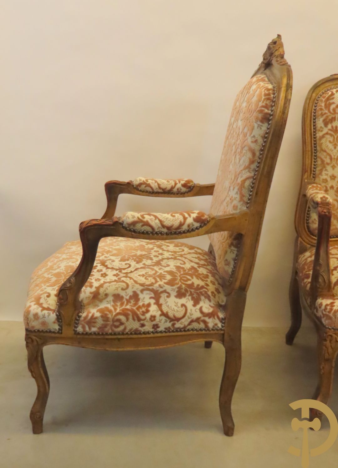 Vijfdelig verguld Louis XV salonensemble bestaande uit canapé en 4 fauteuils - met mooie accanthusranken en bloemensculptuur