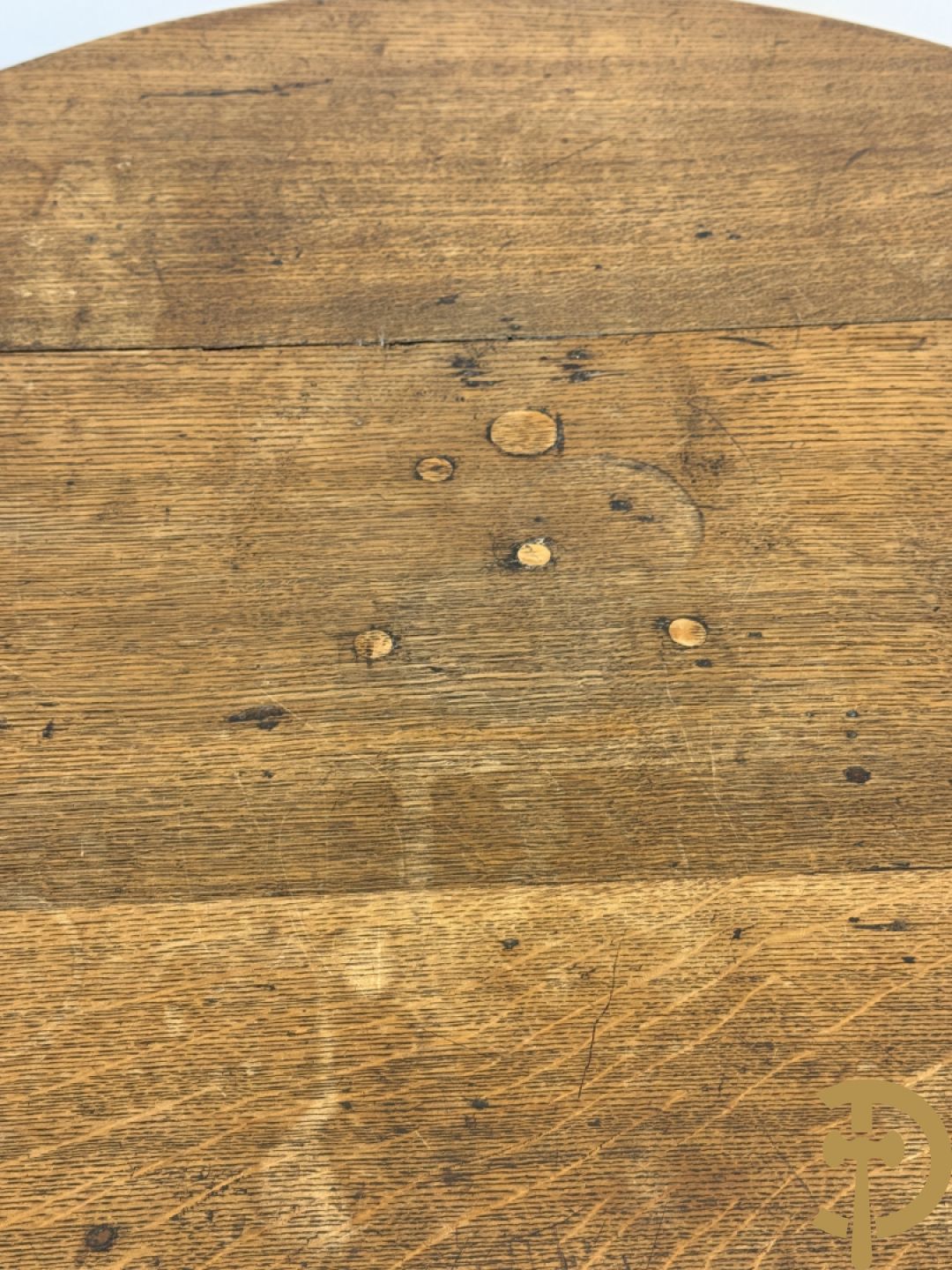 Engelse eiken ronde kantelbare flaptafel op Queen Anne poten + eiken bijzettafel op driepikkel