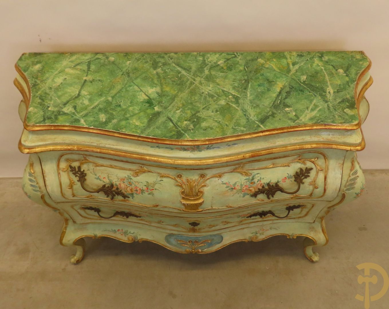 Gegalbeerde tweeladencommode op voluutvormige poten met verguld en beschilderd bloemendecor